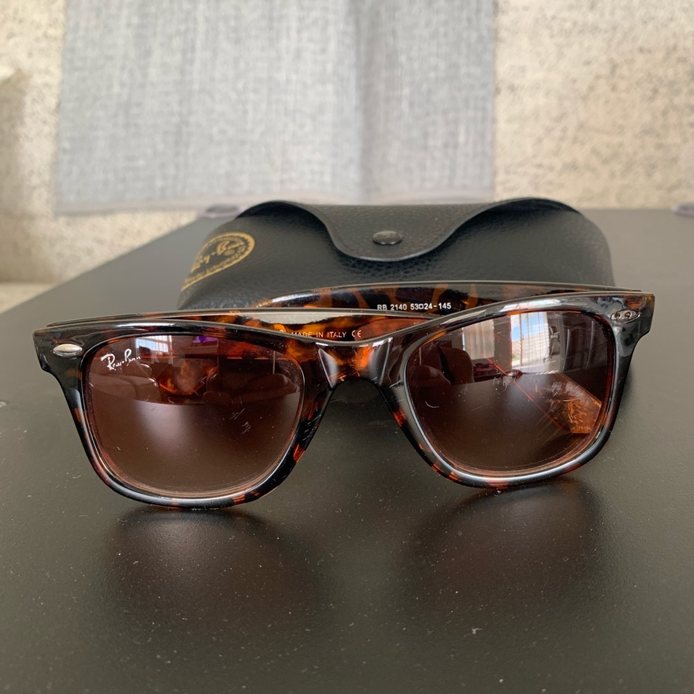 Ray Ban Sunglasses *Scratch on Lens*